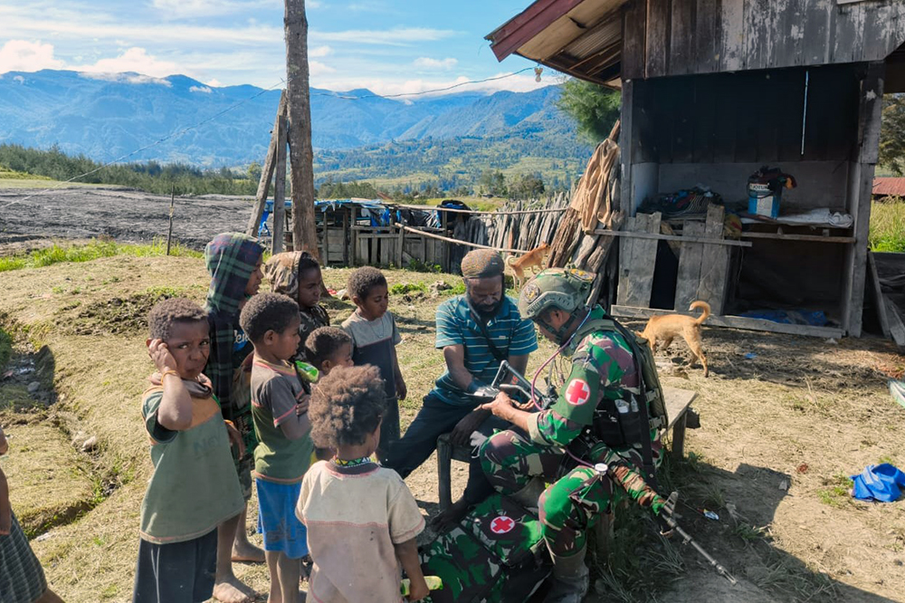 Satgas Yonif 323 Kostrad menyapa warga. (BeritaNasional/HO TNI/Elvis Sendoluw)