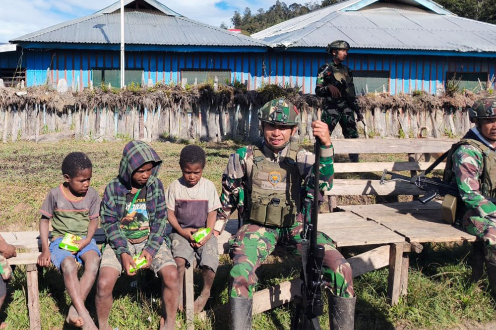 Satgas Yonif 323 Kostrad menyapa warga. (BeritaNasional/HO TNI/Elvis Sendoluw)