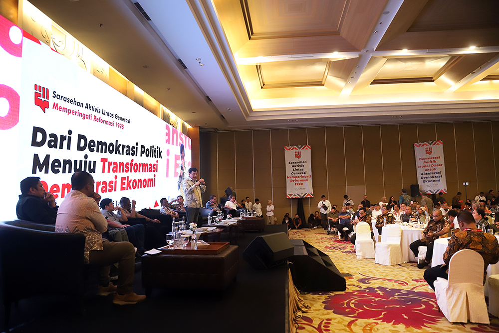 Sarasehan Aktivis Lintas Generasi Memperingati Reformasi 1998 Sarasehan Aktivis Lintas Generasi Memperingati Reformasi 1998 gelar diskusi soal kondisi negera saat ini yang dikemas dengan "Dari Demokrasi Politik Menuju Transformasi Demokrasi Ekonomi". (BeritaNasional/Elvis Sendouw)