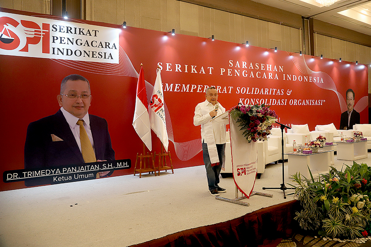 Ketua Umum Serikat Pengacara Indonesia (SPI) Trimedya Panjaitan membuka Sarasehan Serikat Pengacara Indonesia (SPI) bertema “Mempererat Solidaritas dan Konsolidasi Organisasi” di Jakarta. (BeritaNasional/Elvis Sendouw)