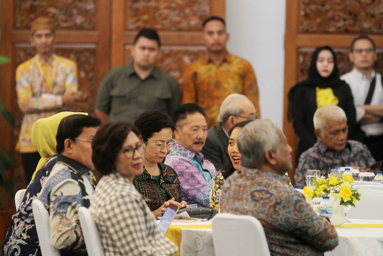 Ketua Fraksi Golkar MPR RI, Melchias Markus Mekeng bersama Anggota MPR RI F-Golkar Hetifah Sjaifudian, Firman Soebagyo, Putri Komarudin dan Nurul Arifin berfoto Bersama usai membuka Sarasehan Nasional Fraksi Partai Golkar MPR RI di Nusantara IV, Gedung Parlemen, Senayan, Jakarta, Jumat (8/8/2025).  (Beritanasional.com/Oke Atmaja)