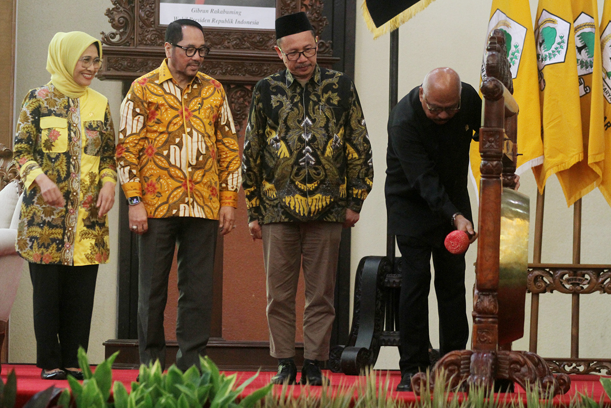 Ketua Fraksi Golkar MPR RI, Melchias Markus Mekeng bersama Anggota MPR RI F-Golkar Hetifah Sjaifudian, Firman Soebagyo, Putri Komarudin dan Nurul Arifin berfoto Bersama usai membuka Sarasehan Nasional Fraksi Partai Golkar MPR RI di Nusantara IV, Gedung Parlemen, Senayan, Jakarta, Jumat (8/8/2025).  (Beritanasional.com/Oke Atmaja)