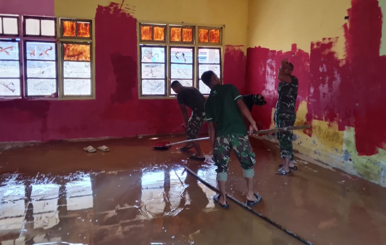 Satuan Tugas Penanggulangan Bencana Alam (Satgas Gulbencal) rehabilitasi pascabencana tanah longsor dan banjir di SMPN 26 Takengon. (BeritaNasional/Elvis/HO Dispenad)
