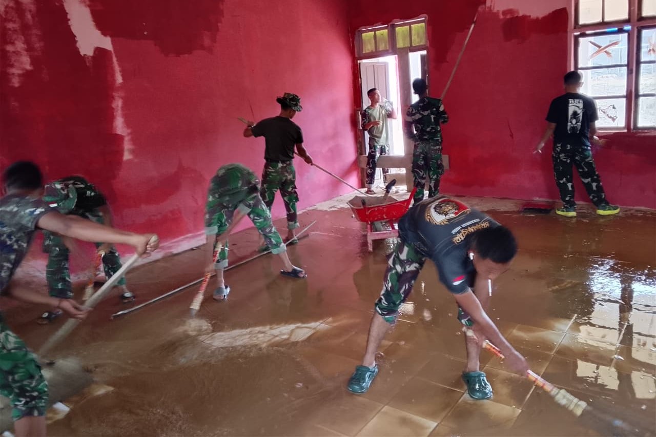 Satuan Tugas Penanggulangan Bencana Alam (Satgas Gulbencal) rehabilitasi pascabencana tanah longsor dan banjir di SMPN 26 Takengon. (BeritaNasional/Elvis/HO Dispenad)