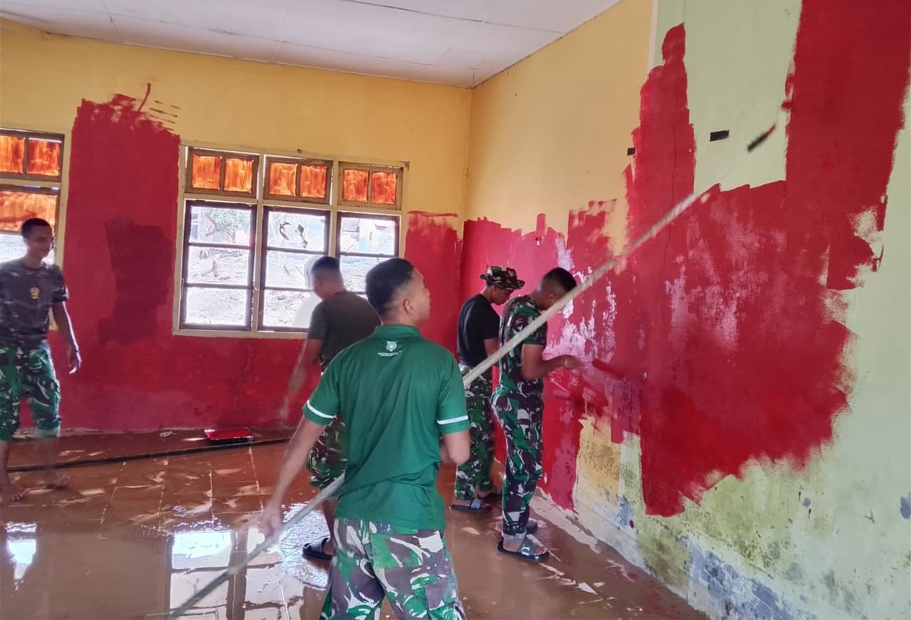 Satuan Tugas Penanggulangan Bencana Alam (Satgas Gulbencal) rehabilitasi pascabencana tanah longsor dan banjir di SMPN 26 Takengon. (BeritaNasional/Elvis/HO Dispenad)