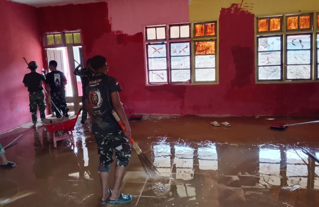 Satuan Tugas Penanggulangan Bencana Alam (Satgas Gulbencal) rehabilitasi pascabencana tanah longsor dan banjir di SMPN 26 Takengon. (BeritaNasional/Elvis/HO Dispenad)