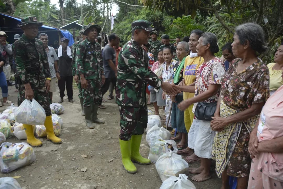 Satgas Penanggulangan Bencana Alam (Gulbencal) Korem 023/Kawal Samudera menyalurkan bantuan kemanusiaan kepada masyarakat Dusun I Desa Simaningir, Kecamatan Sitahuis, Kabupaten Tapanuli Tengah. (BeritaNasional/Elvis/HO Dispenad)