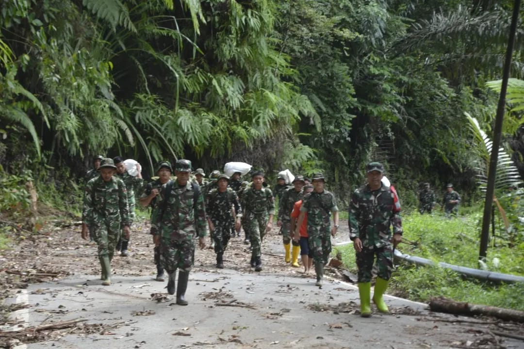 Satgas Penanggulangan Bencana Alam (Gulbencal) Korem 023/Kawal Samudera menyalurkan bantuan kemanusiaan kepada masyarakat Dusun I Desa Simaningir, Kecamatan Sitahuis, Kabupaten Tapanuli Tengah. (BeritaNasional/Elvis/HO Dispenad)
