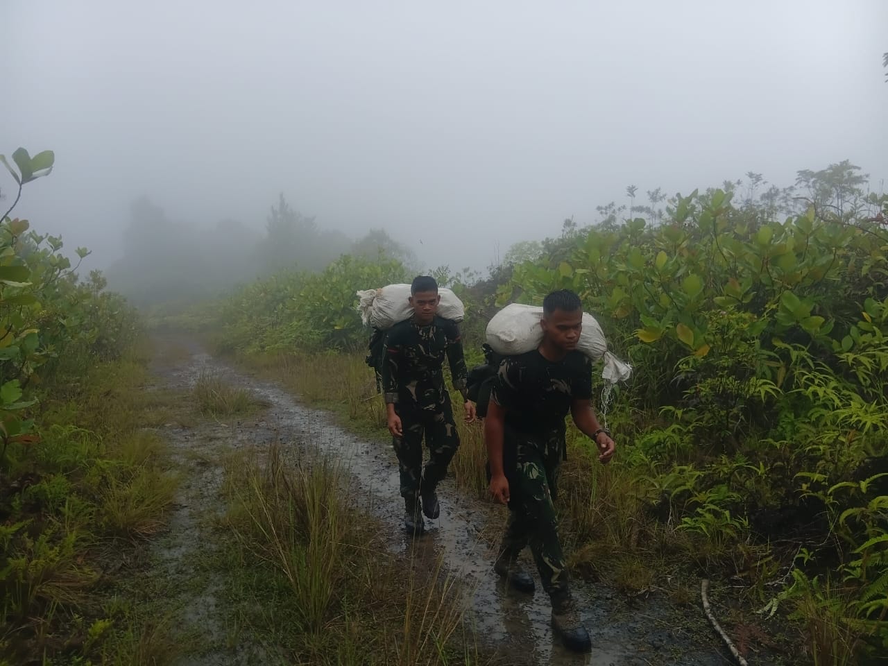 Satgas Penanggulangan Bencana Alam (Gulbencal) Korem 023/Kawal Samudera menyalurkan bantuan kemanusiaan kepada masyarakat Dusun I Desa Simaningir, Kecamatan Sitahuis, Kabupaten Tapanuli Tengah. (BeritaNasional/Elvis/HO Dispenad)