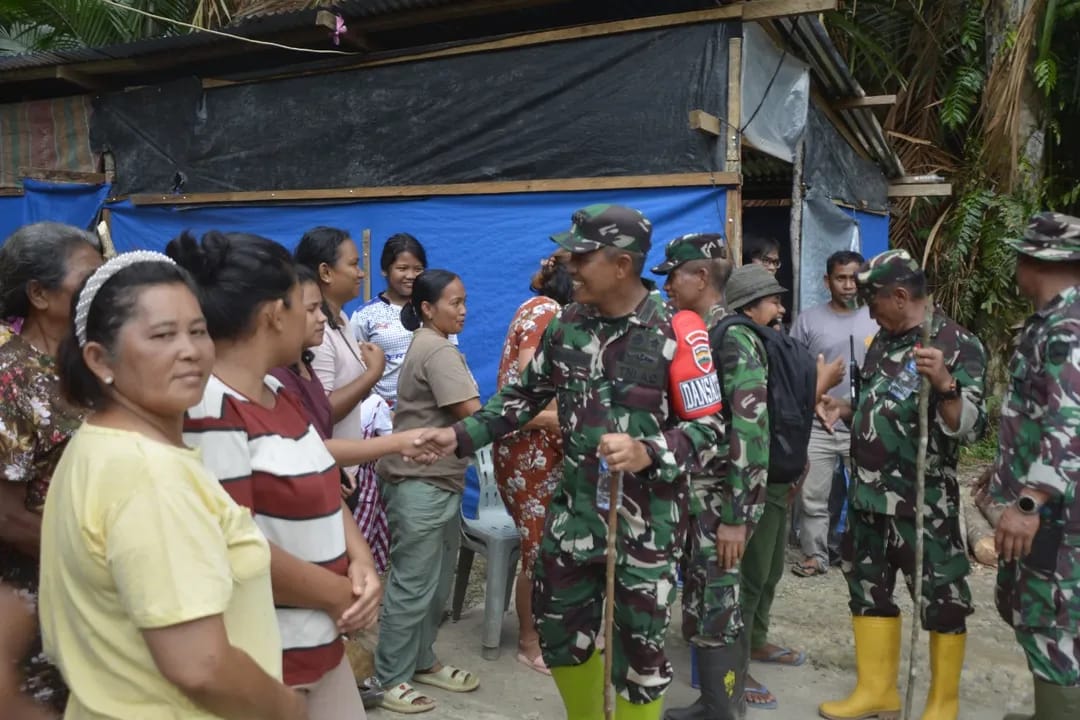 Satgas Penanggulangan Bencana Alam (Gulbencal) Korem 023/Kawal Samudera menyalurkan bantuan kemanusiaan kepada masyarakat Dusun I Desa Simaningir, Kecamatan Sitahuis, Kabupaten Tapanuli Tengah. (BeritaNasional/Elvis/HO Dispenad)