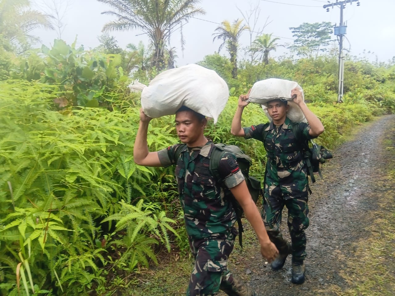 Satgas Penanggulangan Bencana Alam (Gulbencal) Korem 023/Kawal Samudera menyalurkan bantuan kemanusiaan kepada masyarakat Dusun I Desa Simaningir, Kecamatan Sitahuis, Kabupaten Tapanuli Tengah. (BeritaNasional/Elvis/HO Dispenad)