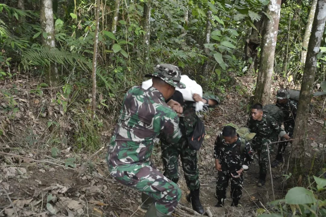 Satgas Penanggulangan Bencana Alam (Gulbencal) Korem 023/Kawal Samudera menyalurkan bantuan kemanusiaan kepada masyarakat Dusun I Desa Simaningir, Kecamatan Sitahuis, Kabupaten Tapanuli Tengah. (BeritaNasional/Elvis/HO Dispenad)