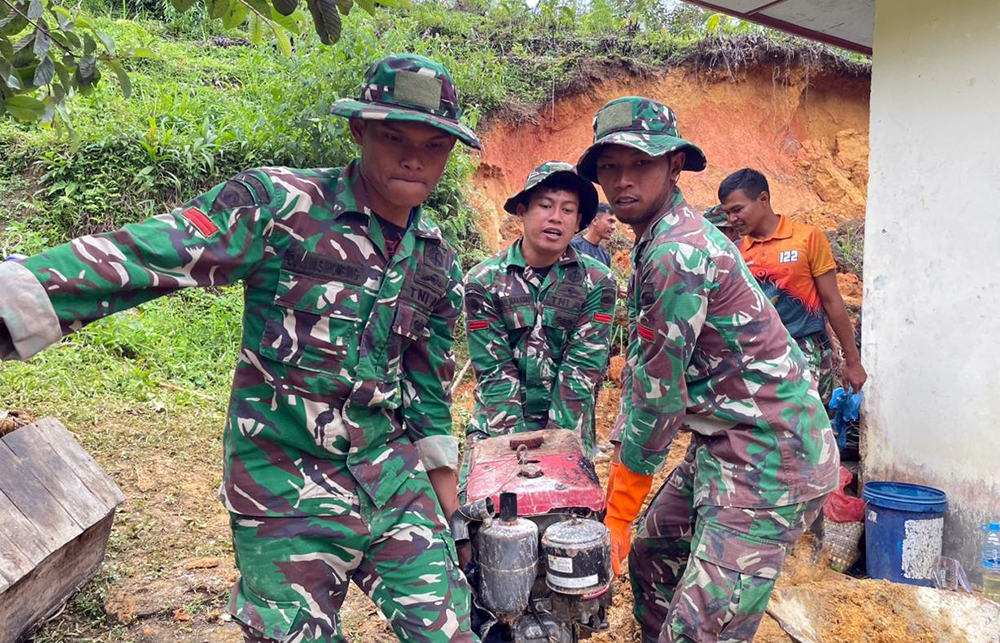 Satgas Penanggulangan Bencana Alam (Gulbencal) Yonif 122/TS Kodam I/Bukit Barisan melaksanakan bersih-bersih rumah warga yang terdampak tanah longsor. (BeritaNasional/Elvis/HO Dispenad)
