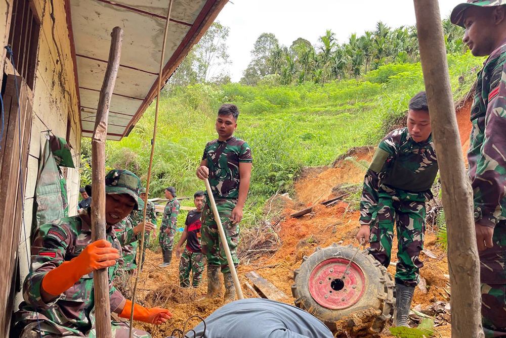 Satgas Penanggulangan Bencana Alam (Gulbencal) Yonif 122/TS Kodam I/Bukit Barisan melaksanakan bersih-bersih rumah warga yang terdampak tanah longsor. (BeritaNasional/Elvis/HO Dispenad)