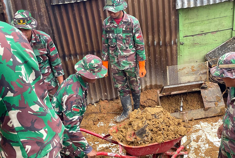 Satgas Penanggulangan Bencana Alam (Gulbencal) Yonif 122/TS Kodam I/Bukit Barisan melaksanakan bersih-bersih rumah warga yang terdampak tanah longsor. (BeritaNasional/Elvis/HO Dispenad)