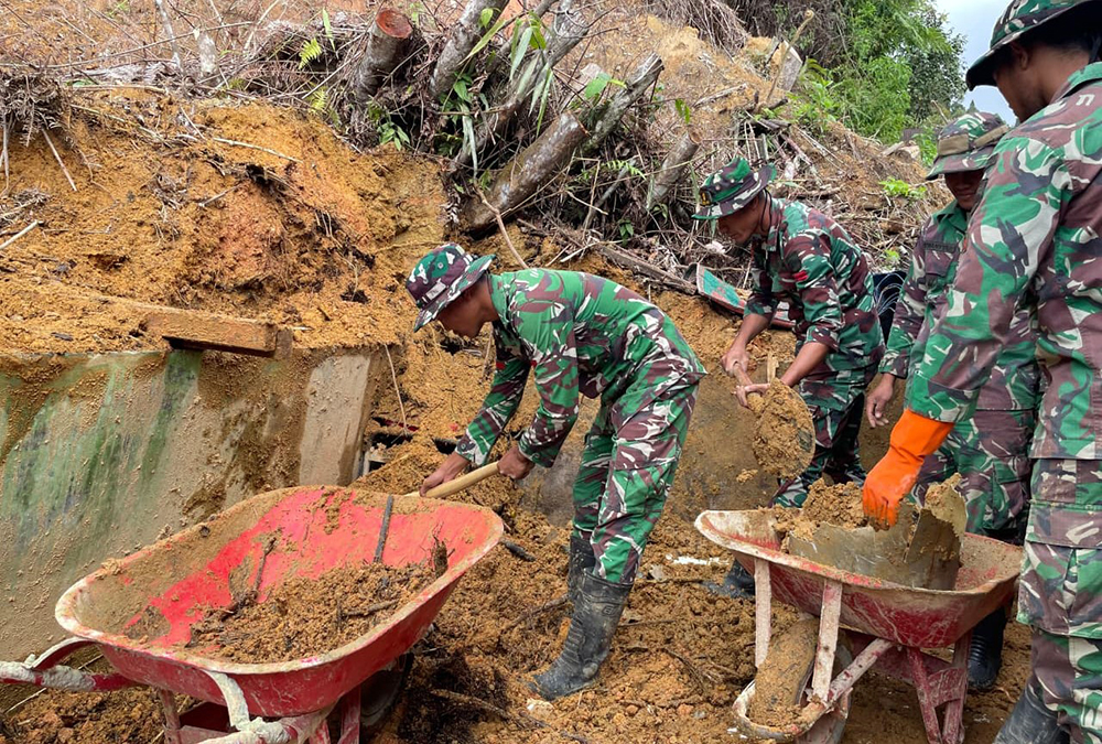 Satgas Penanggulangan Bencana Alam (Gulbencal) Yonif 122/TS Kodam I/Bukit Barisan melaksanakan bersih-bersih rumah warga yang terdampak tanah longsor. (BeritaNasional/Elvis/HO Dispenad)