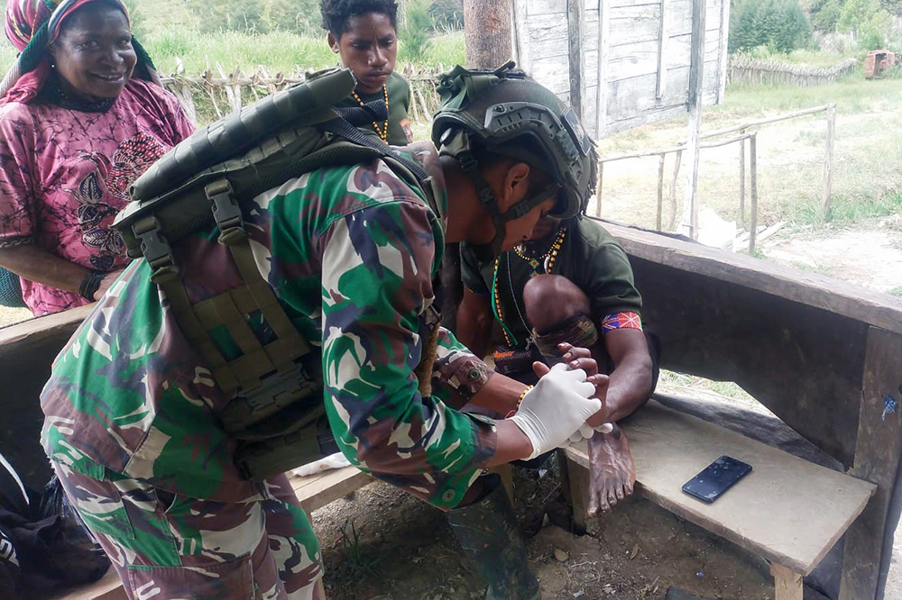 Satuan Tugas Batalyon Infanteri (Satgas Yonif) Raider 323/Buaya Putih Kostrad memberikan pertolongan pertama warga yang sakit. (BeritaNasional/HO TNI/Elvis Sendouw)