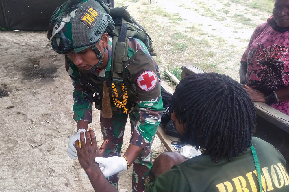 Satuan Tugas Batalyon Infanteri (Satgas Yonif) Raider 323/Buaya Putih Kostrad memberikan pertolongan pertama warga yang sakit. (BeritaNasional/HO TNI/Elvis Sendouw)