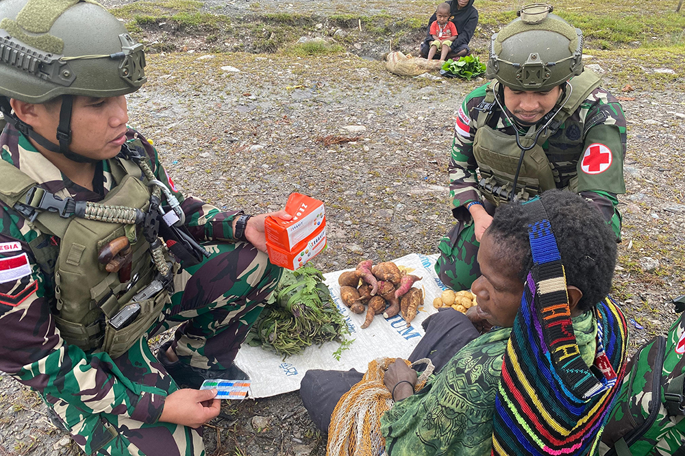 Satuan Tugas Batalyon Infanteri (Satgas Yonif) Raider 323/Buaya Putih Kostrad memberikan pertolongan pertama warga yang sakit. (BeritaNasional/HO TNI/Elvis Sendouw)