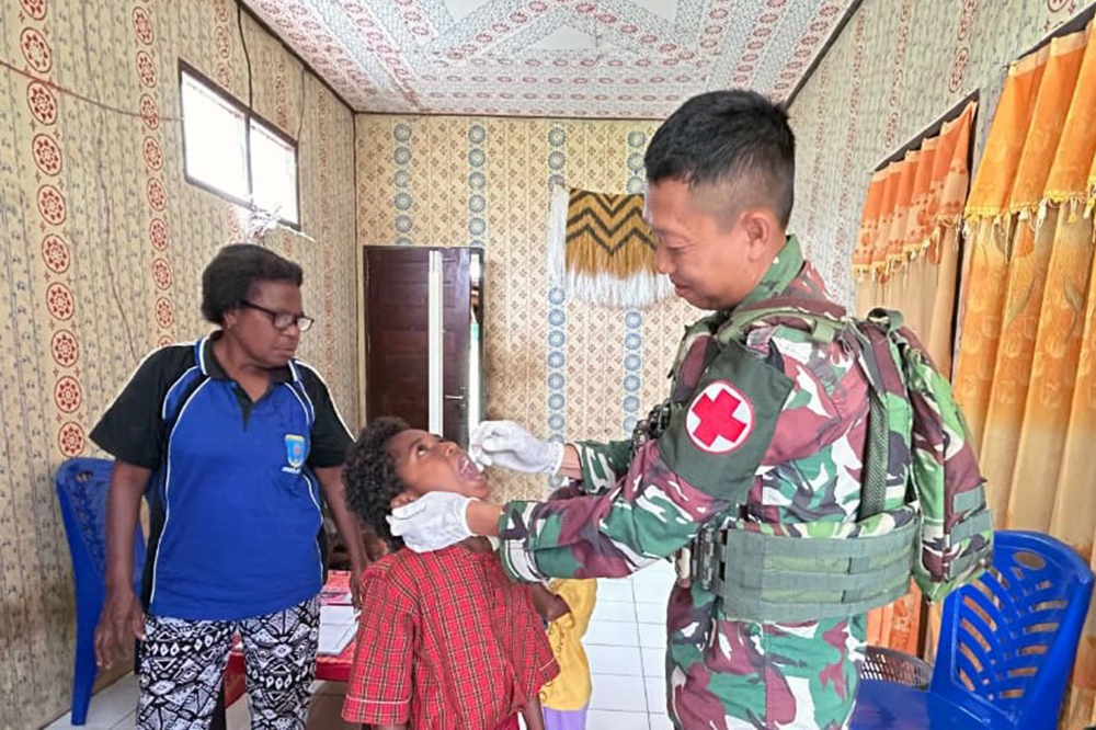 Satuan Tugas Yonif Para Raider 501/Bajra Yudha Kostrad  beri layanan Posyandu Balita. (BeritaNasional/dok Puspen TNI/Elvis Sendouw)