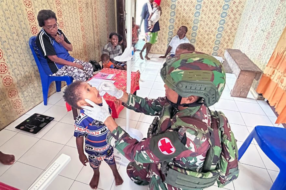 Satuan Tugas Yonif Para Raider 501/Bajra Yudha Kostrad  beri layanan Posyandu Balita. (BeritaNasional/dok Puspen TNI/Elvis Sendouw)