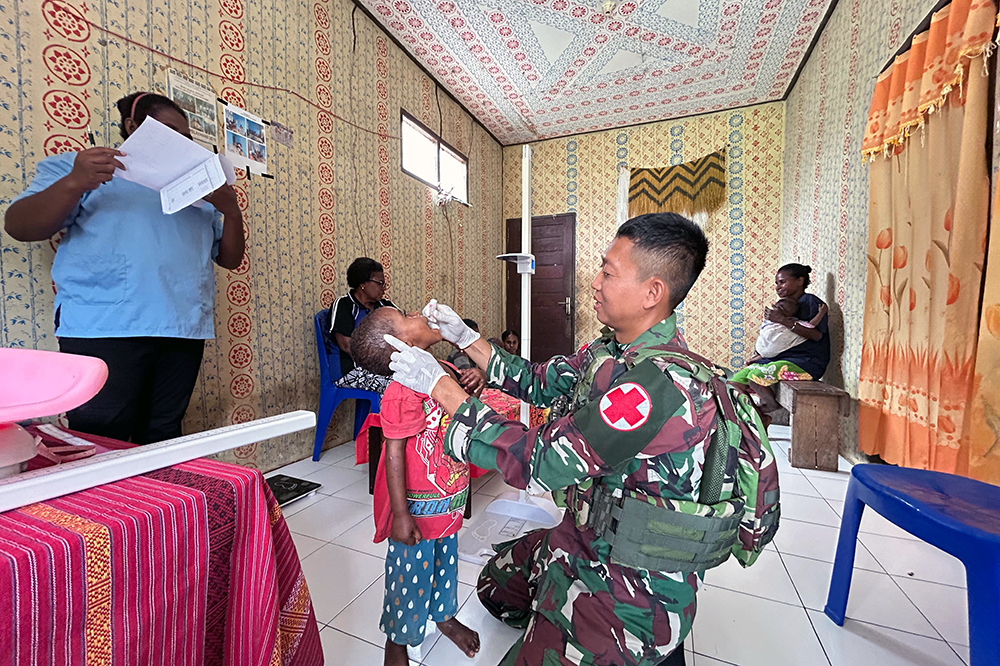 Satuan Tugas Yonif Para Raider 501/Bajra Yudha Kostrad  beri layanan Posyandu Balita. (BeritaNasional/dok Puspen TNI/Elvis Sendouw)