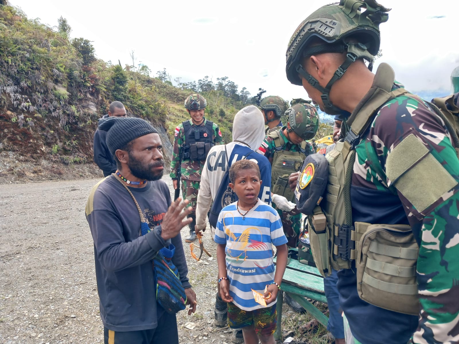 Satuan Tugas Yonif Para Raider 501/Bajra Yudha Kostrad  beri layanan Posyandu Balita. (BeritaNasional/dok Puspen TNI/Elvis Sendouw)