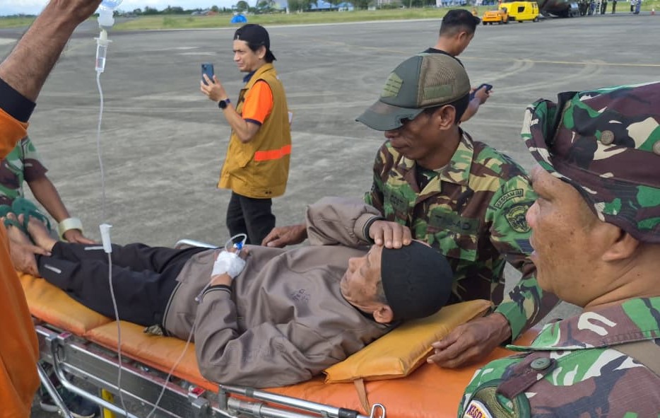 TNI mengevakuasi pasien darurat untuk dirujuk ke rumah sakit di Banda Aceh. (BeritaNasional/Elvis/HO Dispenad)
