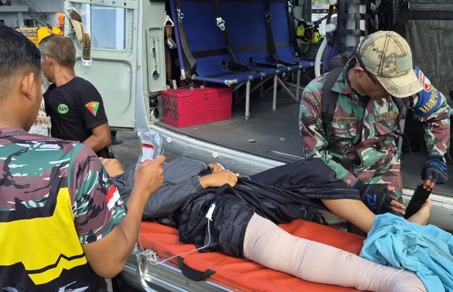 TNI mengevakuasi pasien darurat untuk dirujuk ke rumah sakit di Banda Aceh. (BeritaNasional/Elvis/HO Dispenad)