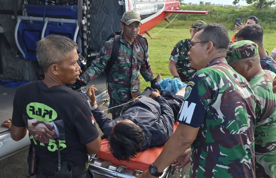TNI mengevakuasi pasien darurat untuk dirujuk ke rumah sakit di Banda Aceh. (BeritaNasional/Elvis/HO Dispenad)