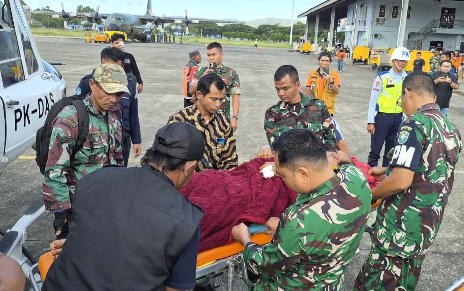 TNI mengevakuasi pasien darurat untuk dirujuk ke rumah sakit di Banda Aceh. (BeritaNasional/Elvis/HO Dispenad)