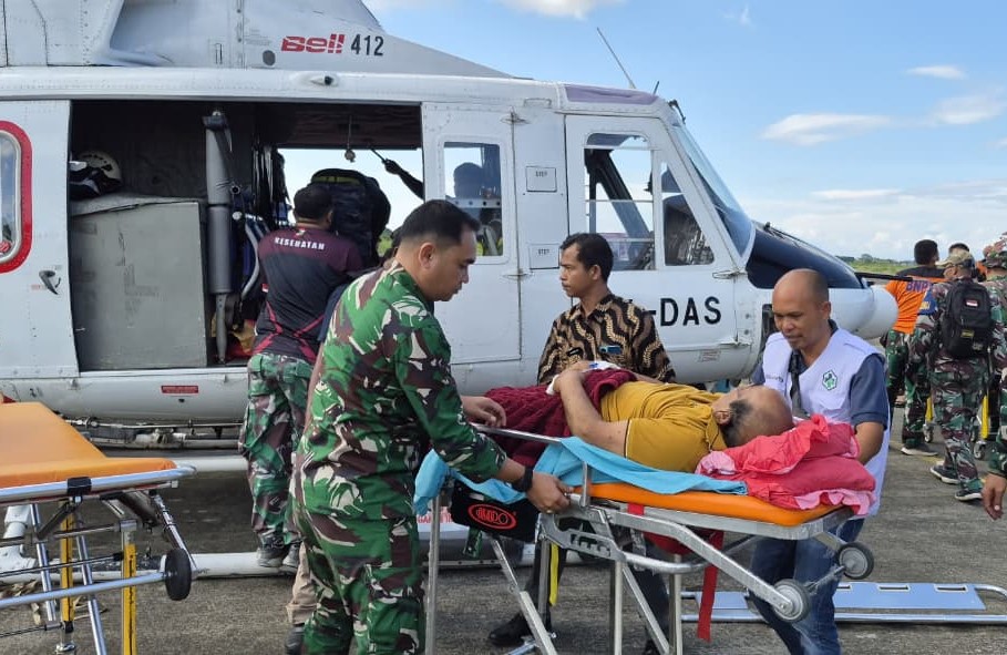 TNI mengevakuasi pasien darurat untuk dirujuk ke rumah sakit di Banda Aceh. (BeritaNasional/Elvis/HO Dispenad)