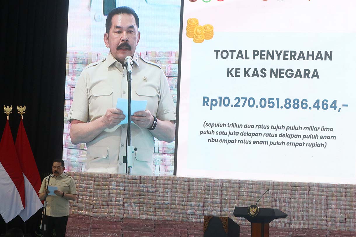 Presiden Prabowo Subianto (tengah) menyaksikan Jaksa Agung ST Burhanuddin (kiri) menyerahkan secara simbolis uang hasil penagihan denda administratif kepada Menteri Keuangan Purbaya Yudhi Sadewa (kanan) pada kegiatan penyerahan denda administratif dan lahan kawasan hutan di Kejaksaan Agung, Jakarta, Rabu (13/5/2026).  (Beritanasional.com/Oke Atmaja)
