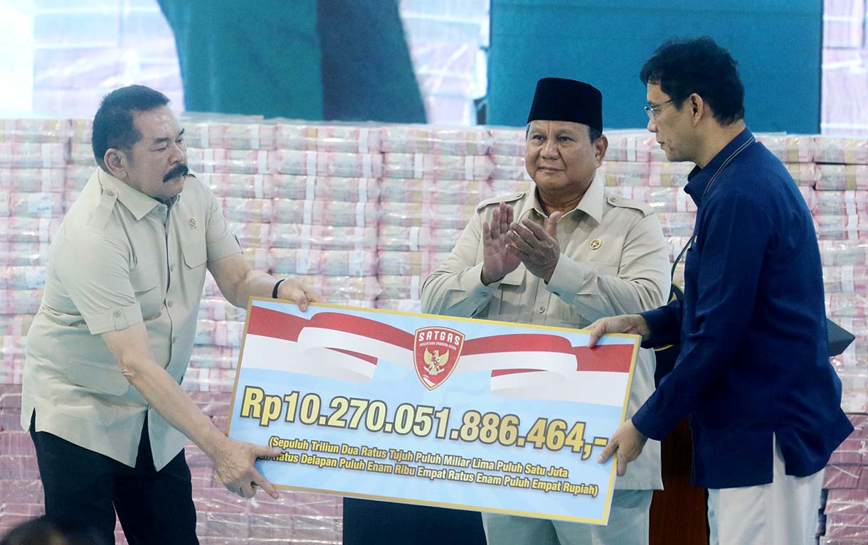 Presiden Prabowo Subianto (tengah) menyaksikan Jaksa Agung ST Burhanuddin (kiri) menyerahkan secara simbolis uang hasil penagihan denda administratif kepada Menteri Keuangan Purbaya Yudhi Sadewa (kanan) pada kegiatan penyerahan denda administratif dan lahan kawasan hutan di Kejaksaan Agung, Jakarta, Rabu (13/5/2026).  (Beritanasional.com/Oke Atmaja)