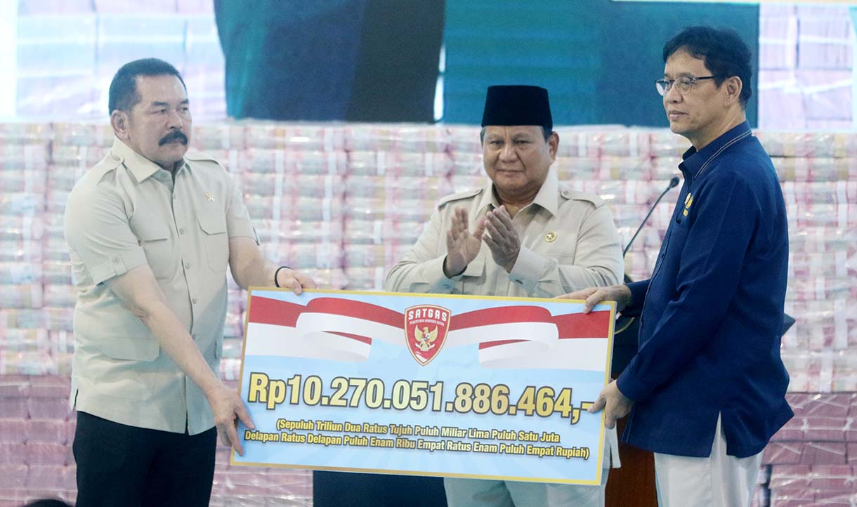 Presiden Prabowo Subianto (tengah) menyaksikan Jaksa Agung ST Burhanuddin (kiri) menyerahkan secara simbolis uang hasil penagihan denda administratif kepada Menteri Keuangan Purbaya Yudhi Sadewa (kanan) pada kegiatan penyerahan denda administratif dan lahan kawasan hutan di Kejaksaan Agung, Jakarta, Rabu (13/5/2026).  (Beritanasional.com/Oke Atmaja)