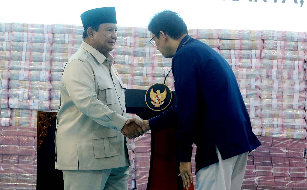Presiden Prabowo Subianto (tengah) menyaksikan Jaksa Agung ST Burhanuddin (kiri) menyerahkan secara simbolis uang hasil penagihan denda administratif kepada Menteri Keuangan Purbaya Yudhi Sadewa (kanan) pada kegiatan penyerahan denda administratif dan lahan kawasan hutan di Kejaksaan Agung, Jakarta, Rabu (13/5/2026).  (Beritanasional.com/Oke Atmaja)