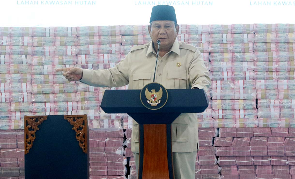 Presiden Prabowo Subianto (tengah) menyaksikan Jaksa Agung ST Burhanuddin (kiri) menyerahkan secara simbolis uang hasil penagihan denda administratif kepada Menteri Keuangan Purbaya Yudhi Sadewa (kanan) pada kegiatan penyerahan denda administratif dan lahan kawasan hutan di Kejaksaan Agung, Jakarta, Rabu (13/5/2026).  (Beritanasional.com/Oke Atmaja)