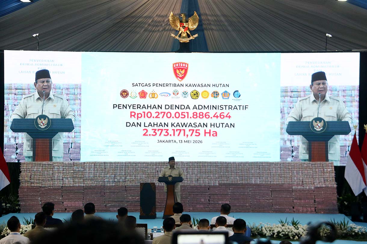 Presiden Prabowo Subianto (tengah) menyaksikan Jaksa Agung ST Burhanuddin (kiri) menyerahkan secara simbolis uang hasil penagihan denda administratif kepada Menteri Keuangan Purbaya Yudhi Sadewa (kanan) pada kegiatan penyerahan denda administratif dan lahan kawasan hutan di Kejaksaan Agung, Jakarta, Rabu (13/5/2026).  (Beritanasional.com/Oke Atmaja)