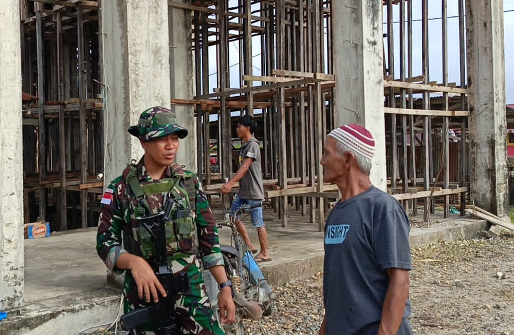 Satgas Yonif 642/Kps bantu membangun Masjid  Al-Muhajirin Stengkool III kampung Vascodameen, Distrik Meyado Kabupaten Teluk Bintuni, Provinsi Papua Barat. (BeritaNasional/HO/Elvis Sendouw)