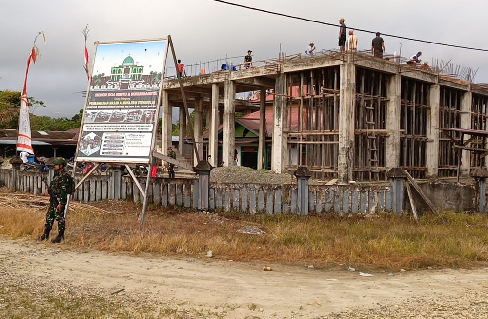 Satgas Yonif 642/Kps bantu membangun Masjid  Al-Muhajirin Stengkool III kampung Vascodameen, Distrik Meyado Kabupaten Teluk Bintuni, Provinsi Papua Barat. (BeritaNasional/HO/Elvis Sendouw)