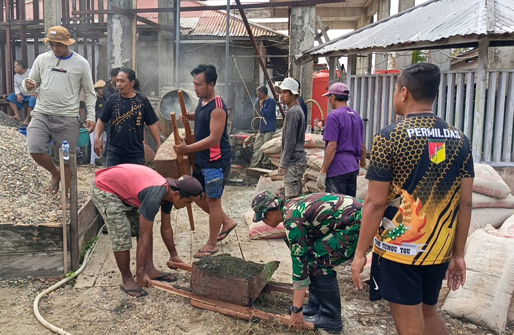 Satgas Yonif 642/Kps bantu membangun Masjid  Al-Muhajirin Stengkool III kampung Vascodameen, Distrik Meyado Kabupaten Teluk Bintuni, Provinsi Papua Barat. (BeritaNasional/HO/Elvis Sendouw)