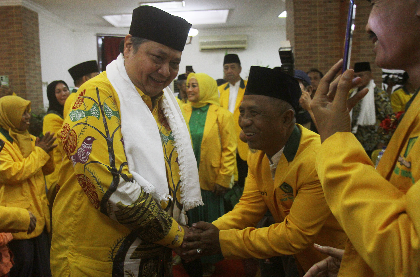 Airlangga Hartarto (tengah) menerima dukungan Satuan Karya (Satkar) Ulama Indonesia untuk maju pada bursa Ketua Umum Golkar periode 2024-2029 di Jakarta, Selasa (23/4/2024). (BeritaNasional.com/Oke Atmaja)a)