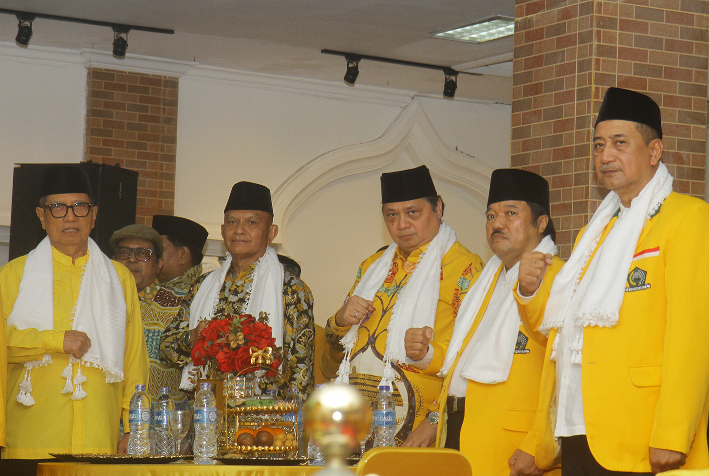 Airlangga Hartarto (tengah) menerima dukungan Satuan Karya (Satkar) Ulama Indonesia untuk maju pada bursa Ketua Umum Golkar periode 2024-2029 di Jakarta, Selasa (23/4/2024). (BeritaNasional.com/Oke Atmaja)a)