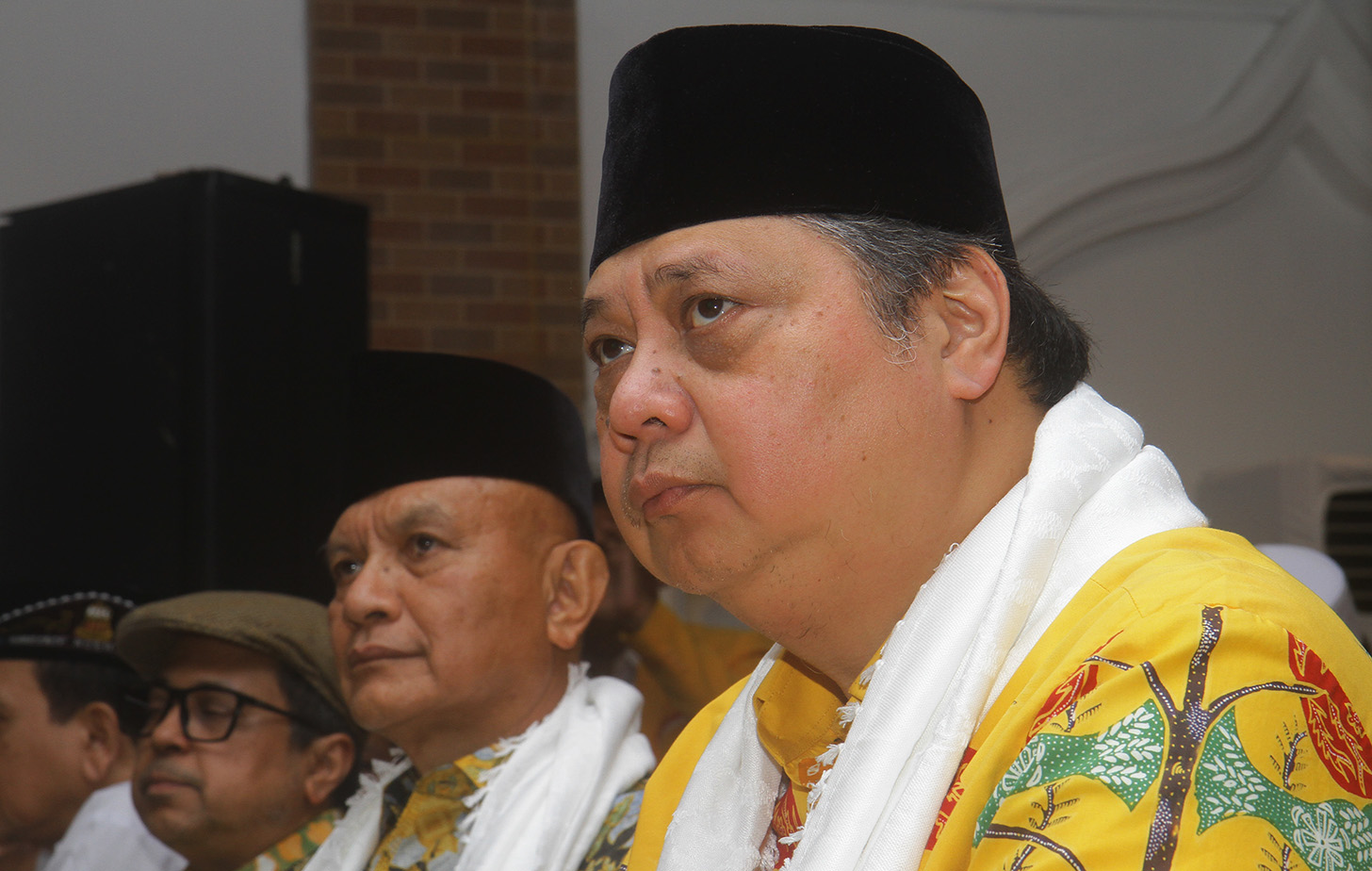 Airlangga Hartarto (tengah) menerima dukungan Satuan Karya (Satkar) Ulama Indonesia untuk maju pada bursa Ketua Umum Golkar periode 2024-2029 di Jakarta, Selasa (23/4/2024). (BeritaNasional.com/Oke Atmaja)a)