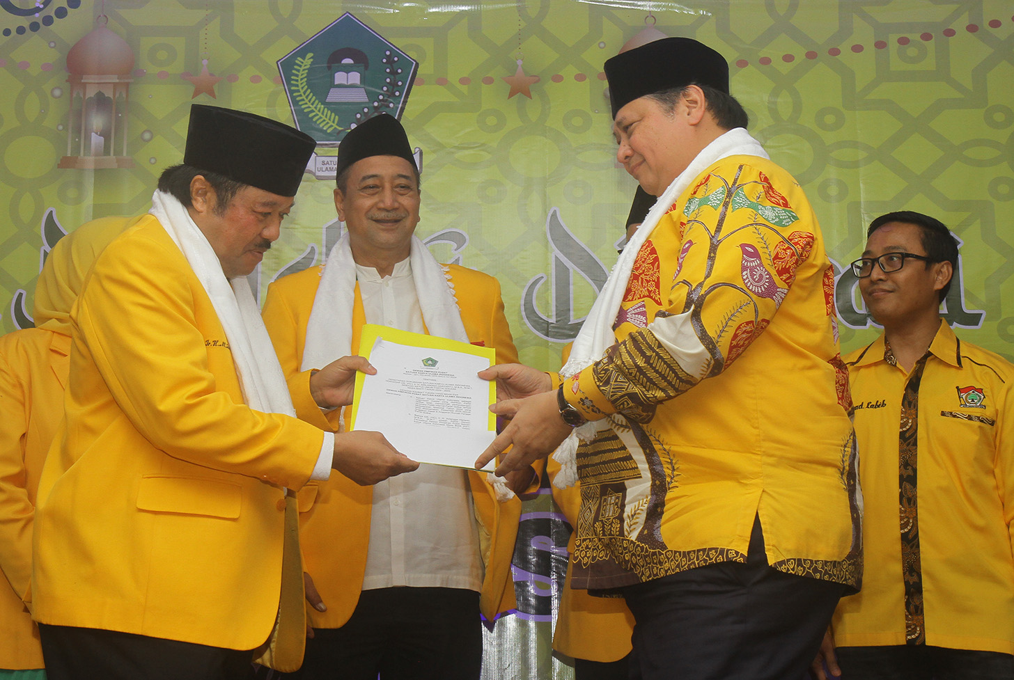 Airlangga Hartarto (tengah) menerima dukungan Satuan Karya (Satkar) Ulama Indonesia untuk maju pada bursa Ketua Umum Golkar periode 2024-2029 di Jakarta, Selasa (23/4/2024). (BeritaNasional.com/Oke Atmaja)a)