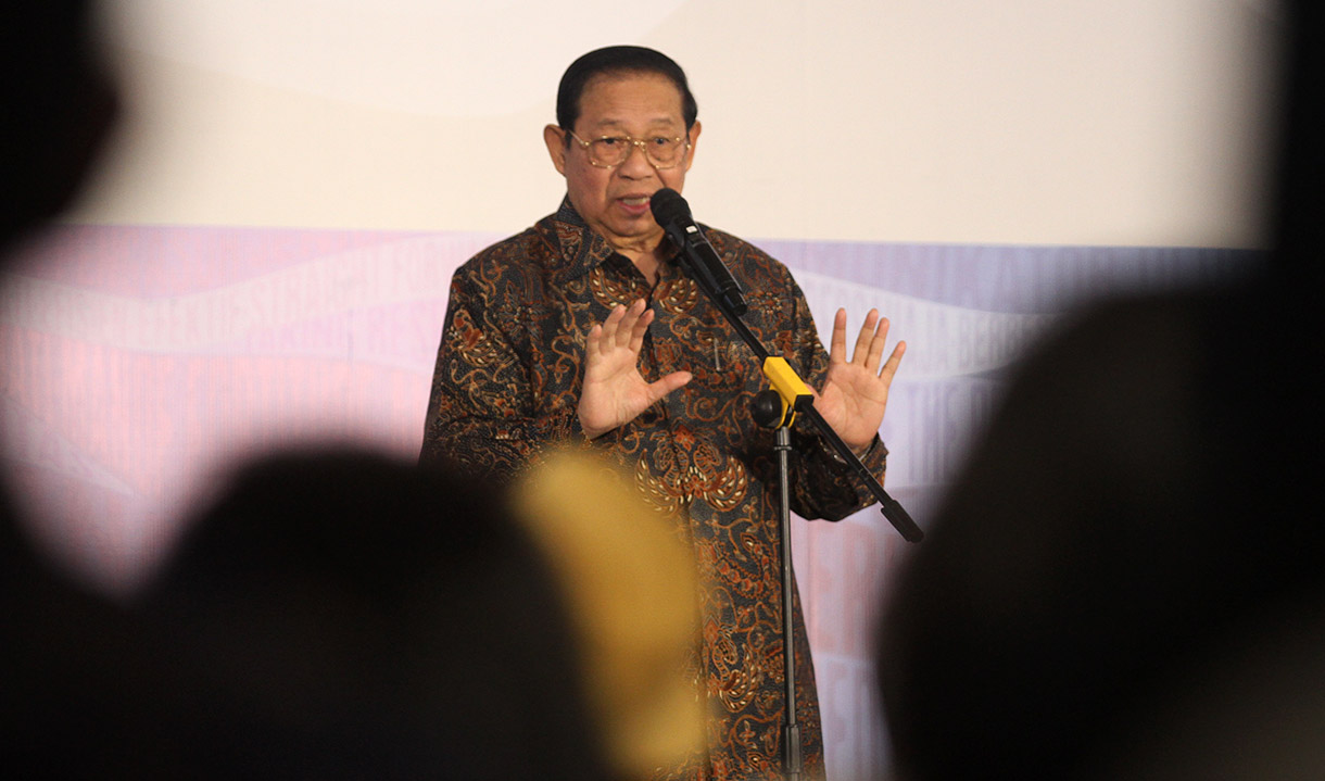 Presiden ke-6 RI, Susilo Bambang Yudhoyono memberikan souvenir kepada  istri Menteri Pertambangan dan Energi (1998-1999) Alm. Kuntoro Mangkusubroto, Tuti Hermiatin pada acara peringatan satu tahun wafatnya Prof. Dr. Kuntoro Mangkusubroto (1947–2023) dalam acara bertajuk “Belajar dari Kuntoro: Integritas, Kepemimpinan, dan Pengabdian” di The Dharmawangsa Jakarta, Selasa (17/12/2024).(BeritaNasional.com/Oke Atmaja)