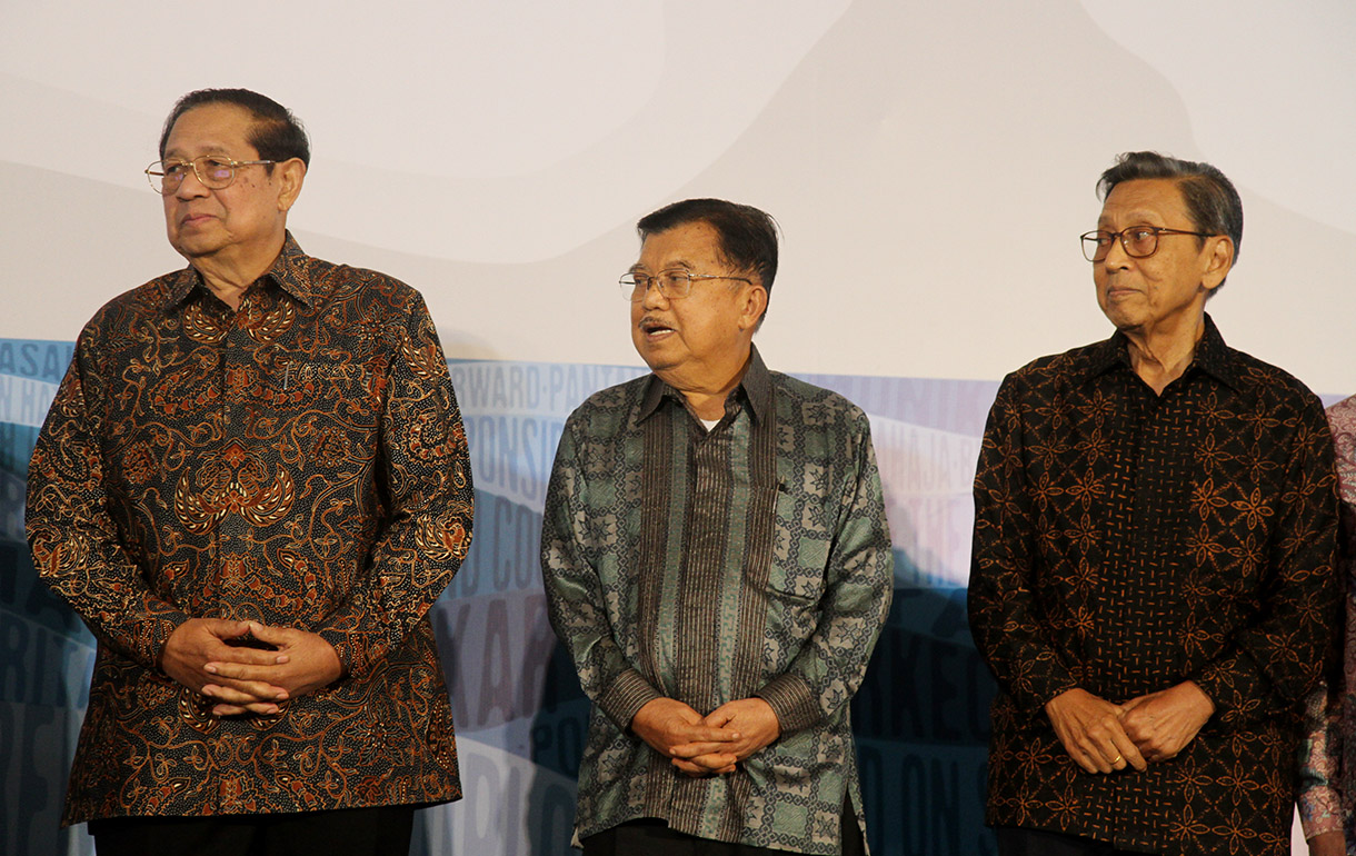 Presiden ke-6 RI, Susilo Bambang Yudhoyono memberikan souvenir kepada  istri Menteri Pertambangan dan Energi (1998-1999) Alm. Kuntoro Mangkusubroto, Tuti Hermiatin pada acara peringatan satu tahun wafatnya Prof. Dr. Kuntoro Mangkusubroto (1947–2023) dalam acara bertajuk “Belajar dari Kuntoro: Integritas, Kepemimpinan, dan Pengabdian” di The Dharmawangsa Jakarta, Selasa (17/12/2024).(BeritaNasional.com/Oke Atmaja)