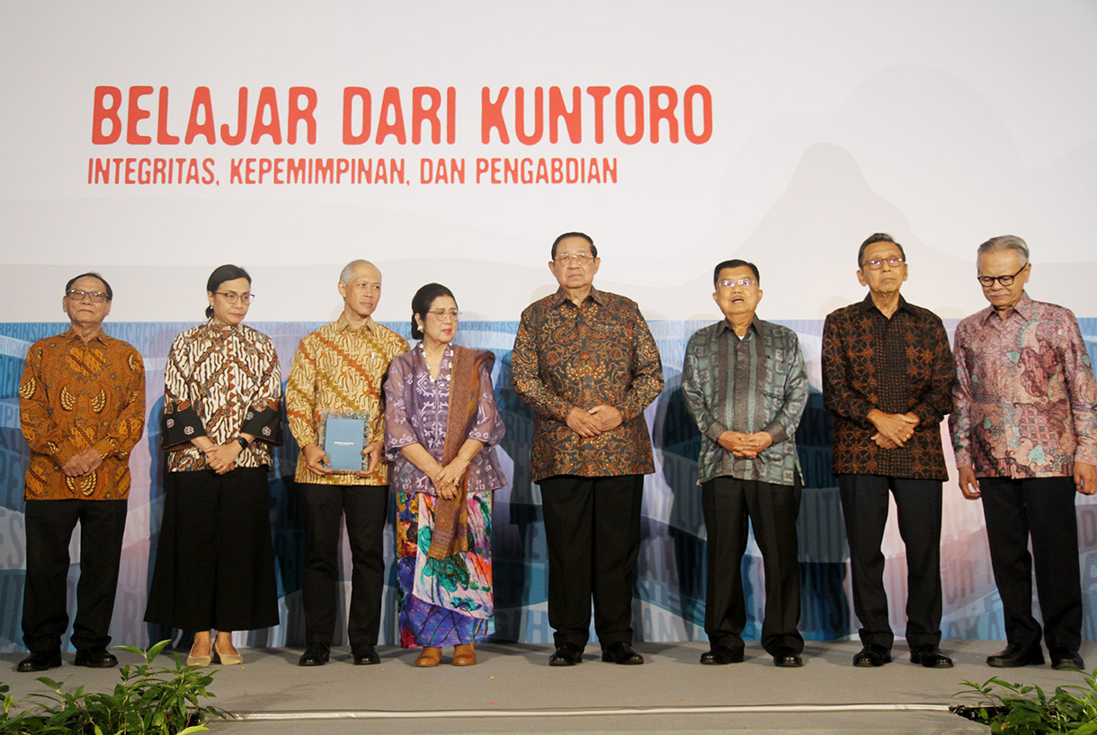 Presiden ke-6 RI, Susilo Bambang Yudhoyono memberikan souvenir kepada  istri Menteri Pertambangan dan Energi (1998-1999) Alm. Kuntoro Mangkusubroto, Tuti Hermiatin pada acara peringatan satu tahun wafatnya Prof. Dr. Kuntoro Mangkusubroto (1947–2023) dalam acara bertajuk “Belajar dari Kuntoro: Integritas, Kepemimpinan, dan Pengabdian” di The Dharmawangsa Jakarta, Selasa (17/12/2024).(BeritaNasional.com/Oke Atmaja)