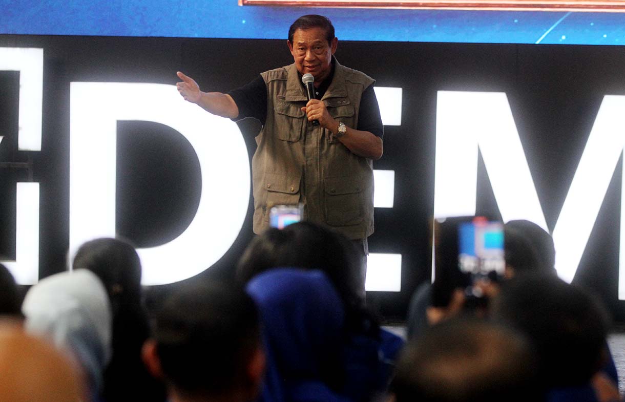 Ketua Majelis Tinggi Partai Demokrat Susilo Bambang Yudhoyono (SBY) melukis dalam acara Tasyakuran HUT ke-24 Partai Demokrat di DPP Partai Demokrat, Jakarta, Selasa (9/9/2025).  (Beritanasional.com/Oke Atmaja)