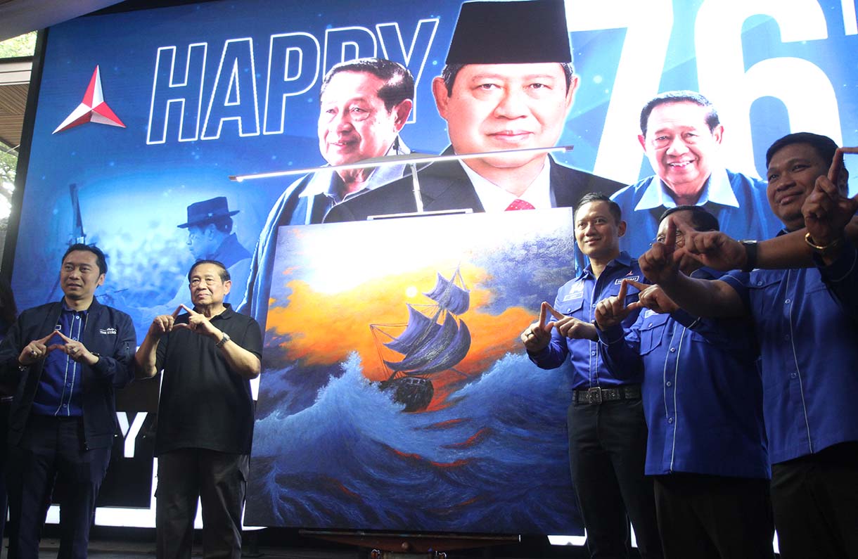 Ketua Majelis Tinggi Partai Demokrat Susilo Bambang Yudhoyono (SBY) melukis dalam acara Tasyakuran HUT ke-24 Partai Demokrat di DPP Partai Demokrat, Jakarta, Selasa (9/9/2025).  (Beritanasional.com/Oke Atmaja)